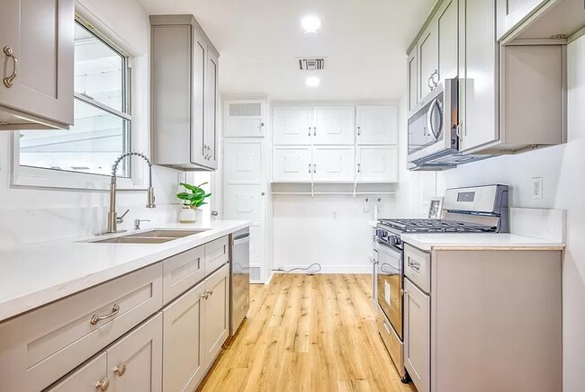 Foto del edificio - 6621 Lindley Ave