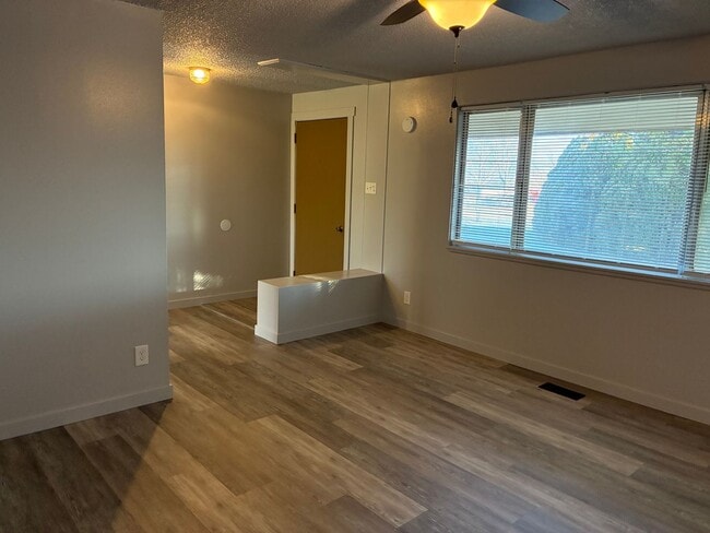 Building Photo - Newly Remodeled Single Family Home!!