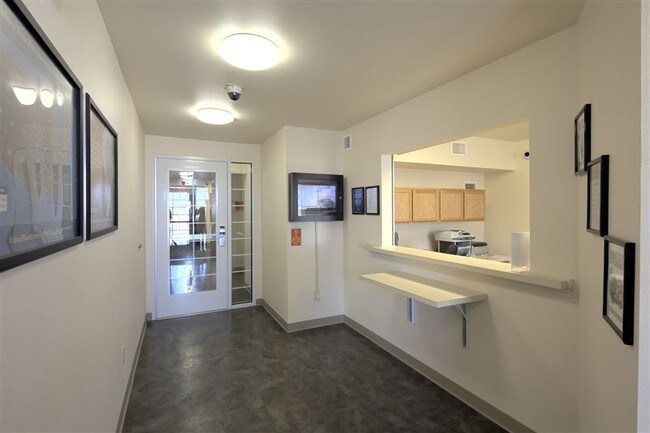 Building Photo - 311 E Ash St