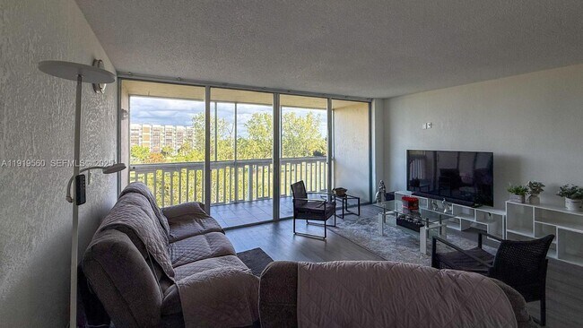 Foto del edificio - 7051 Environ Blvd