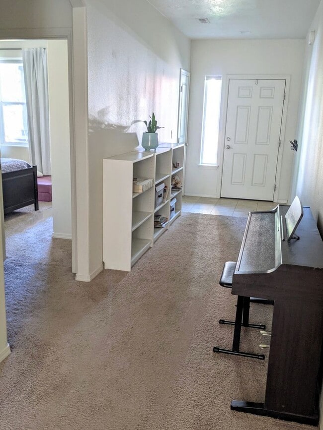 Building Photo - 3 Bed, 2 Bath Single Level Home in SE Bend...