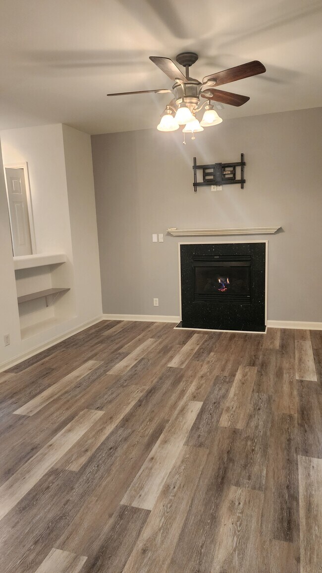 Foto del edificio - 7436 Cedar Grove Ln