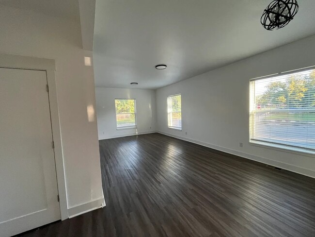 Building Photo - 326 S Oakdale Ave