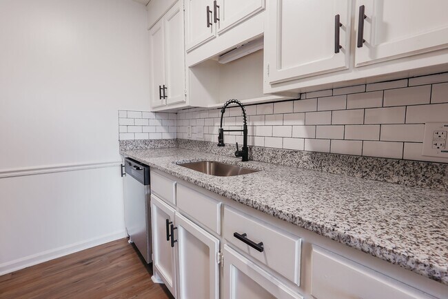 Foto del edificio - 134-134 Northwood Dr