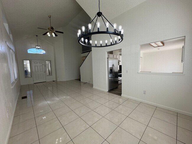Foto del edificio - Spacious 3 Bedroom, 2.5 Bath 2 Car Garage