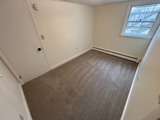 Foto del edificio - Freshly Updated 2BR Apartment – Heat Included | Sanford, ME