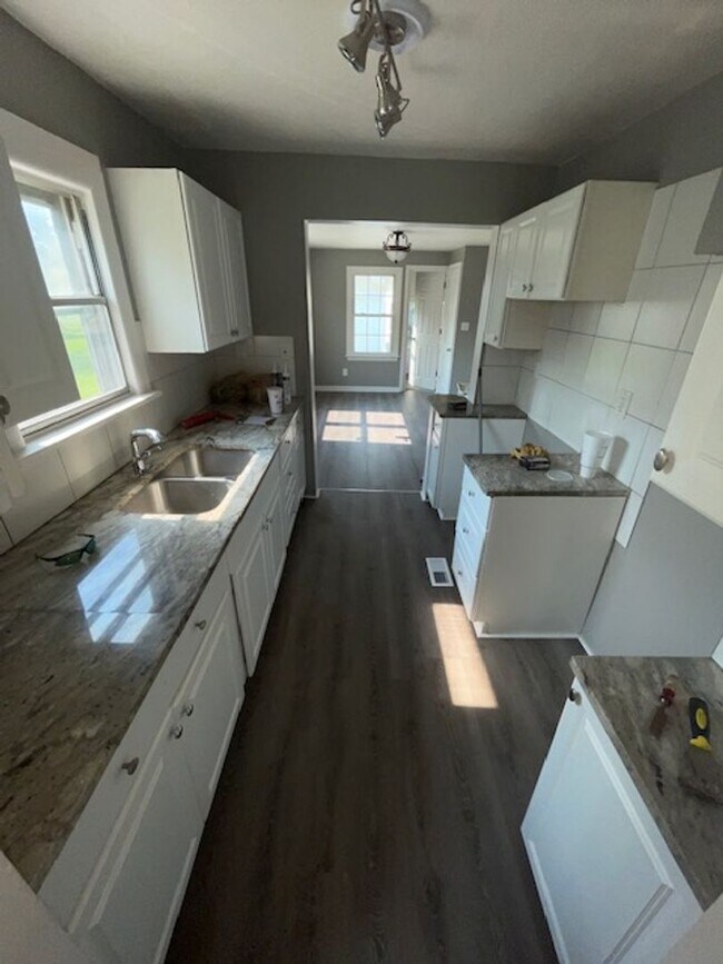 Building Photo - Spacious 3BD/1BA
