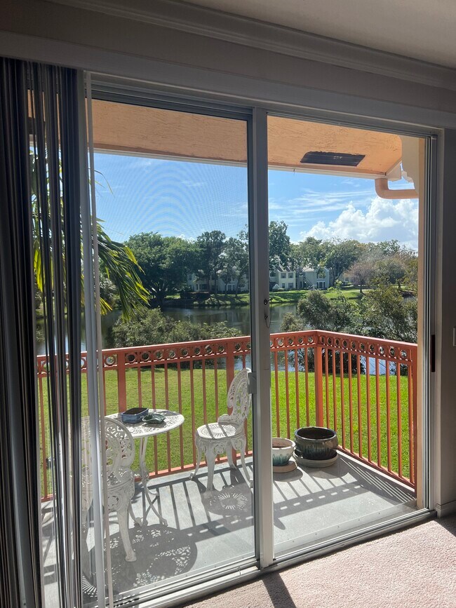 Foto del edificio - 2036 Alta Meadows Ln