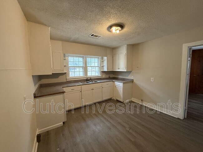 Foto del edificio - 1197 Dovecrest Rd