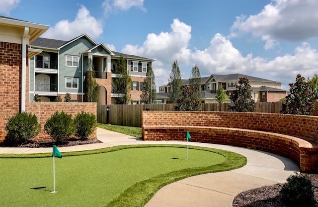 Banco de ladrillos en el putting green - City Limits Spring Hill