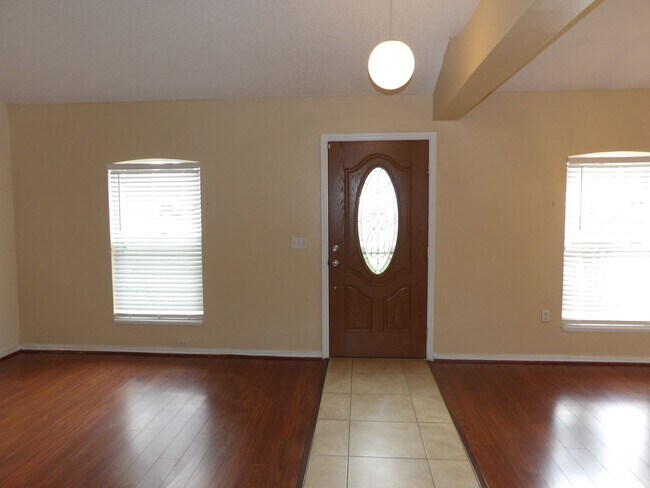 Building Photo - MOVE IN READY 3 Bedroom 2 Bath 2 Car garage
