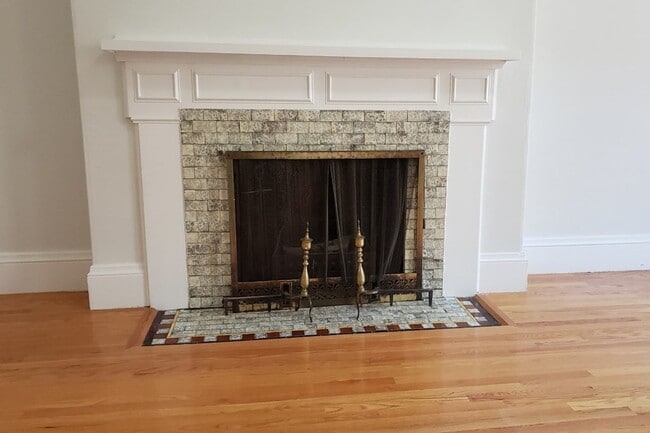 Building Photo - 924 Beacon St