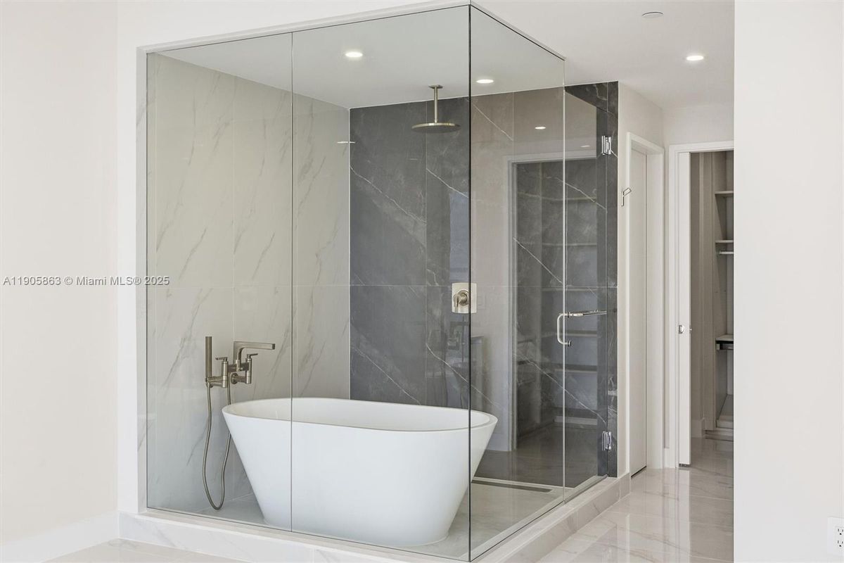 Foto del edificio - 700 NE 24th St