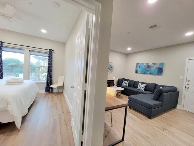 Building Photo - Edgecreek Condo for Lease
