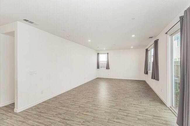 Building Photo - 2844 N Vahe Ave