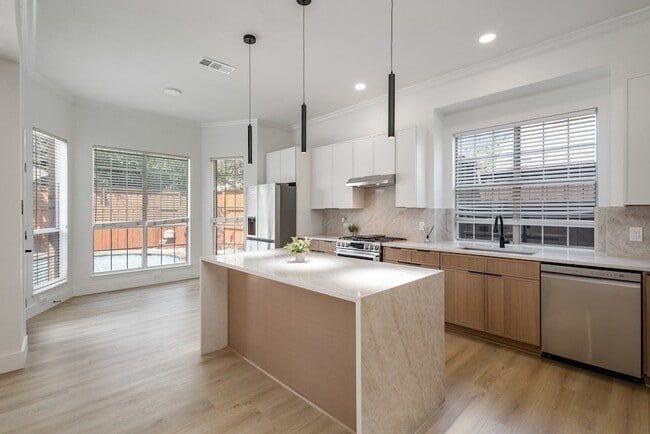 Photo - 2325 Flanders Ln House