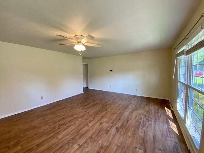 Foto del edificio - Great 4 Bedroom 2 Bathroom Red Brick Ranch Home in New Whiteland!