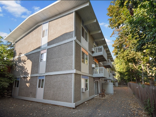 Foto del edificio - DESIRABLE MILLWOOD NEIGHBORHOOD ON TREE LINED STREET