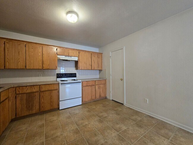 Foto del edificio - AVAILABLE NOW!