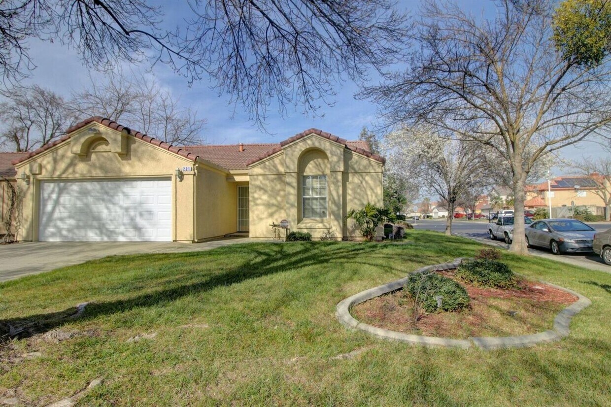 Foto principal - 3-bedroom Single story with vaulted ceilings!