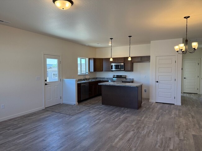Building Photo - Available Now.  New 3 bed, 2 bath home on Orchard Mesa
