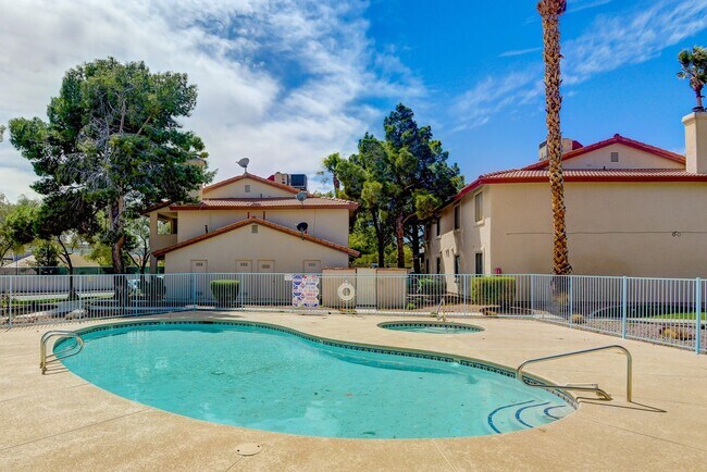 Foto del edificio - 853 Rock Springs Dr