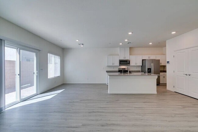 Foto del edificio - BEAUTIFUL NEW BUILD WITH 3 BEDROOMS, 2.5 B...