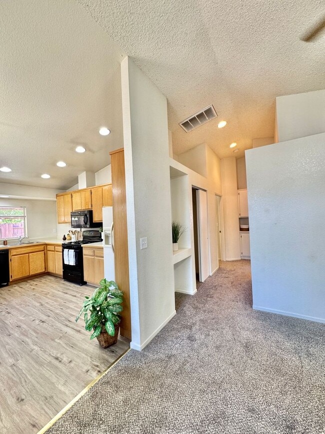 Building Photo - 3 bedroom, 2 bath home