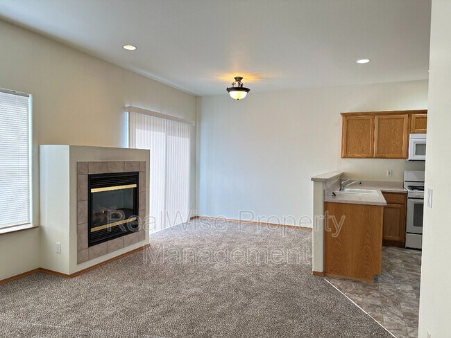 Building Photo - 1556 SW Reindeer Ave