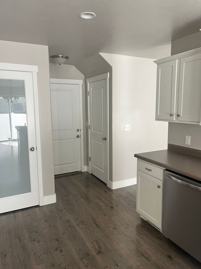 Building Photo - Beautiful 3 Bedroom Townhome in Bluffdale