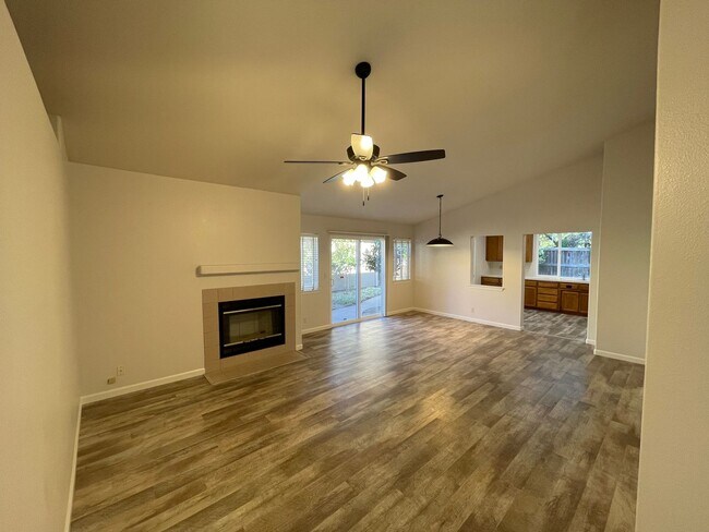 Foto del edificio - 3 bedroom 2 bath, Mission Ranch Neighborhood, Turnkey ready to move in.