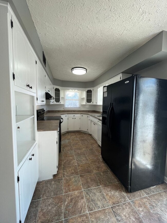 Building Photo - Newly remodeled 3-bedroom, 2.5 bathroom home