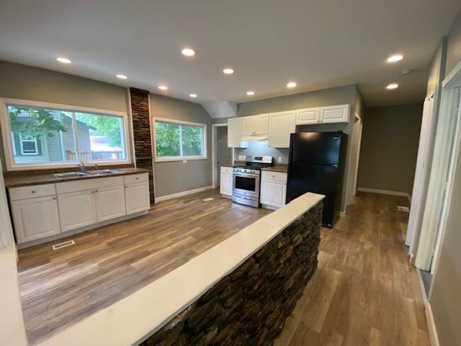 Building Photo - 551 Noah Ave