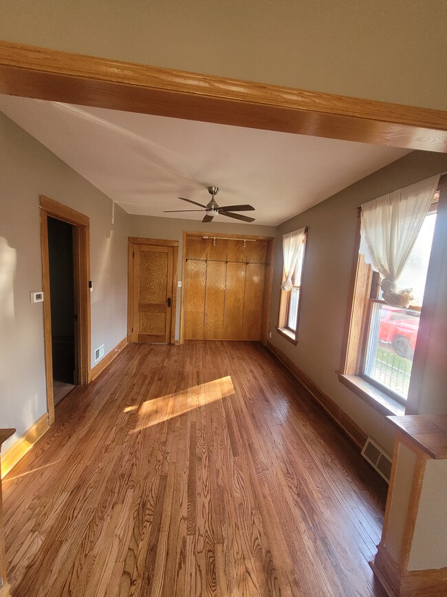 Dining room - 3025 W Wellington Ave