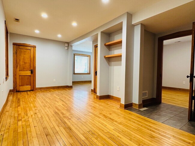 Foto del edificio - 1110 N Oakley Blvd