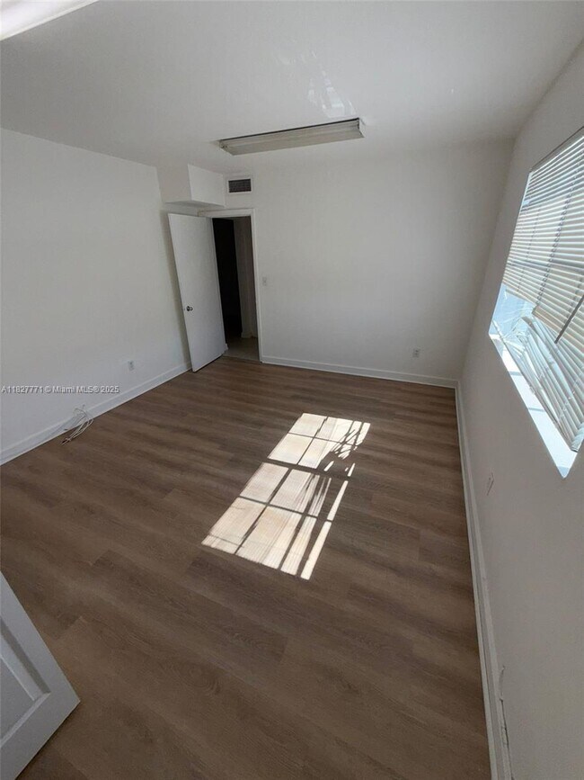 Foto del edificio - 13700 NE 6th Ave