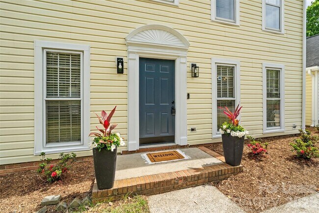 Foto del edificio - 6600/6602 Porterfield Road Unit