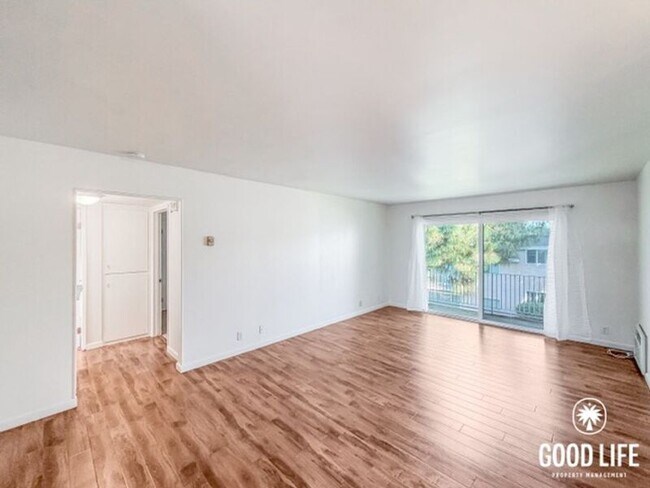 Foto del edificio - 4540 Maple Ave