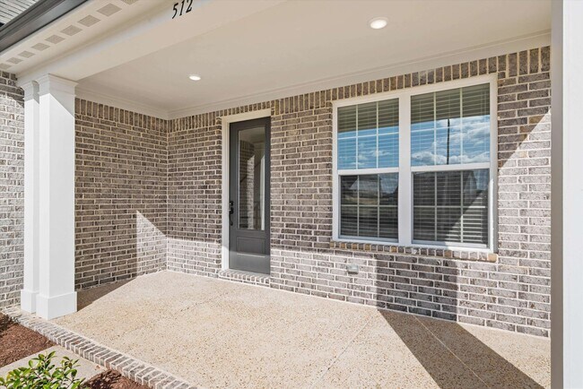 Foto del edificio - 512 Mount Ivy Dr