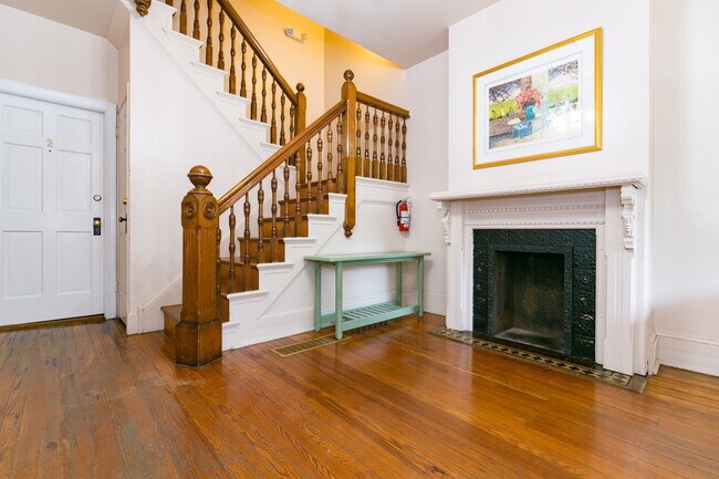 Building Photo - 1305 W 13th St