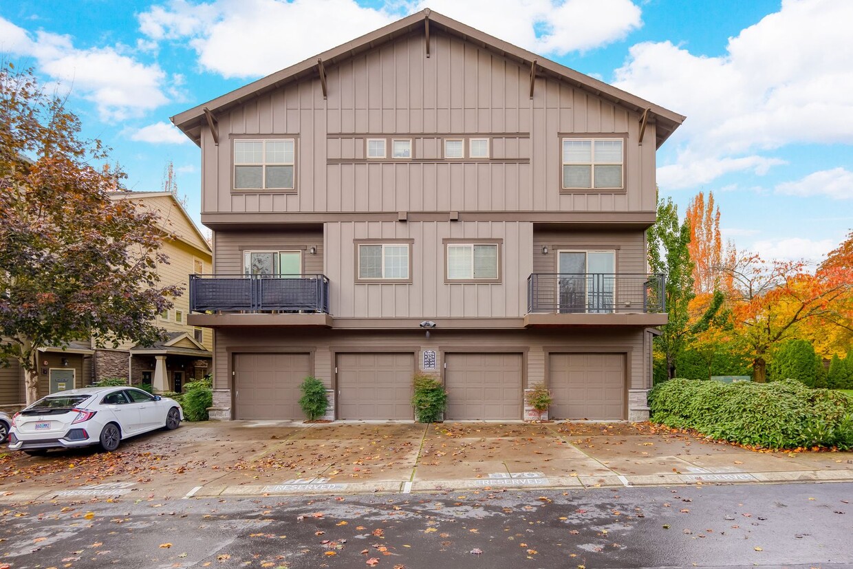 Foto principal - BEAUTIFUL, BRIGHT UPDATED 3 BED/2.5 BATH T...