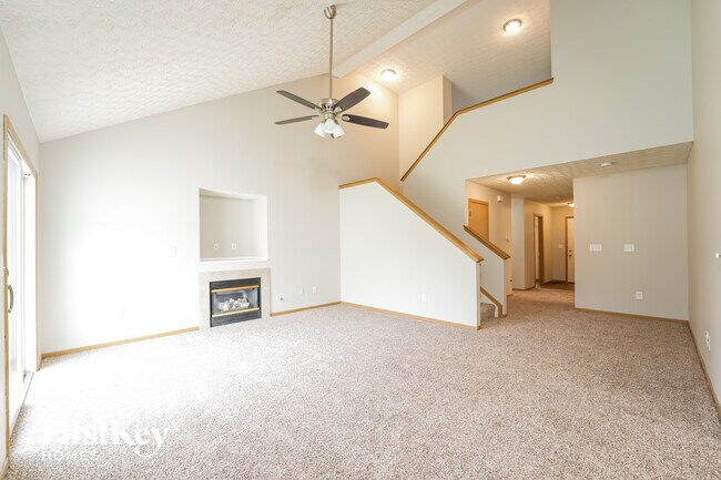 Foto del edificio - 8333 Mira St