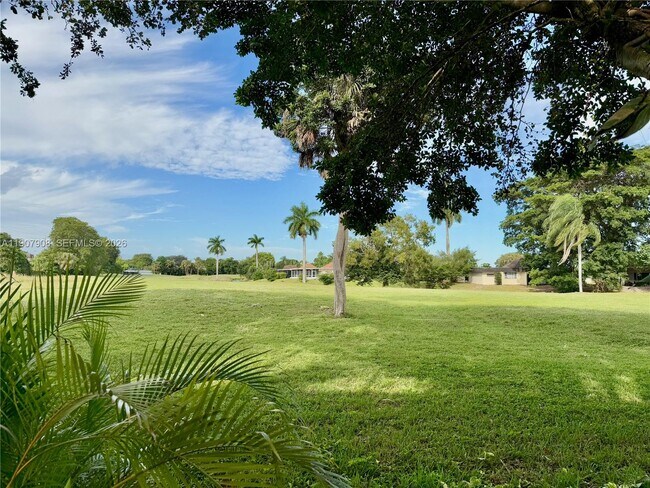 Foto del edificio - 4412 Woodland Cir