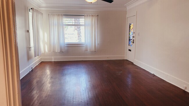 Foto del edificio - 6130 Carlos Ave