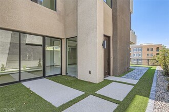 Building Photo - 18 Promenade Isle Ln