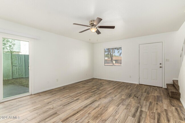 Foto del edificio - 4718 W Orangewood Ave