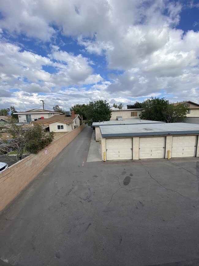 Building Photo - Very Spacious 2Bed & 1 Bath