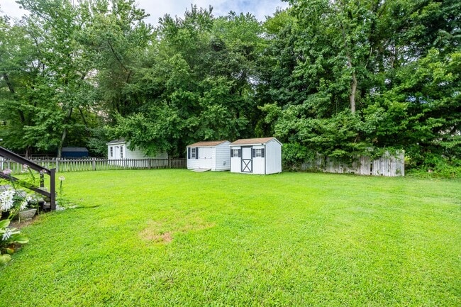 Building Photo - Fantastic Renovated home in Lakeside area