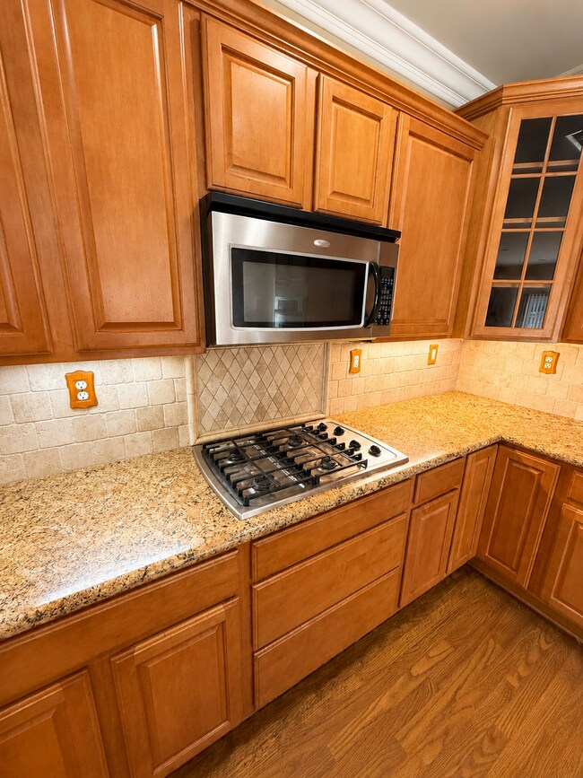 Building Photo - Spacious 3-Bed, 3-Bath + Bonus room as office/den.  Great room - Open Kitchen with island.  Gem i...