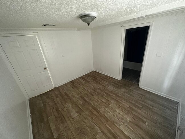 Building Photo - 3815 Saint Charles Pl